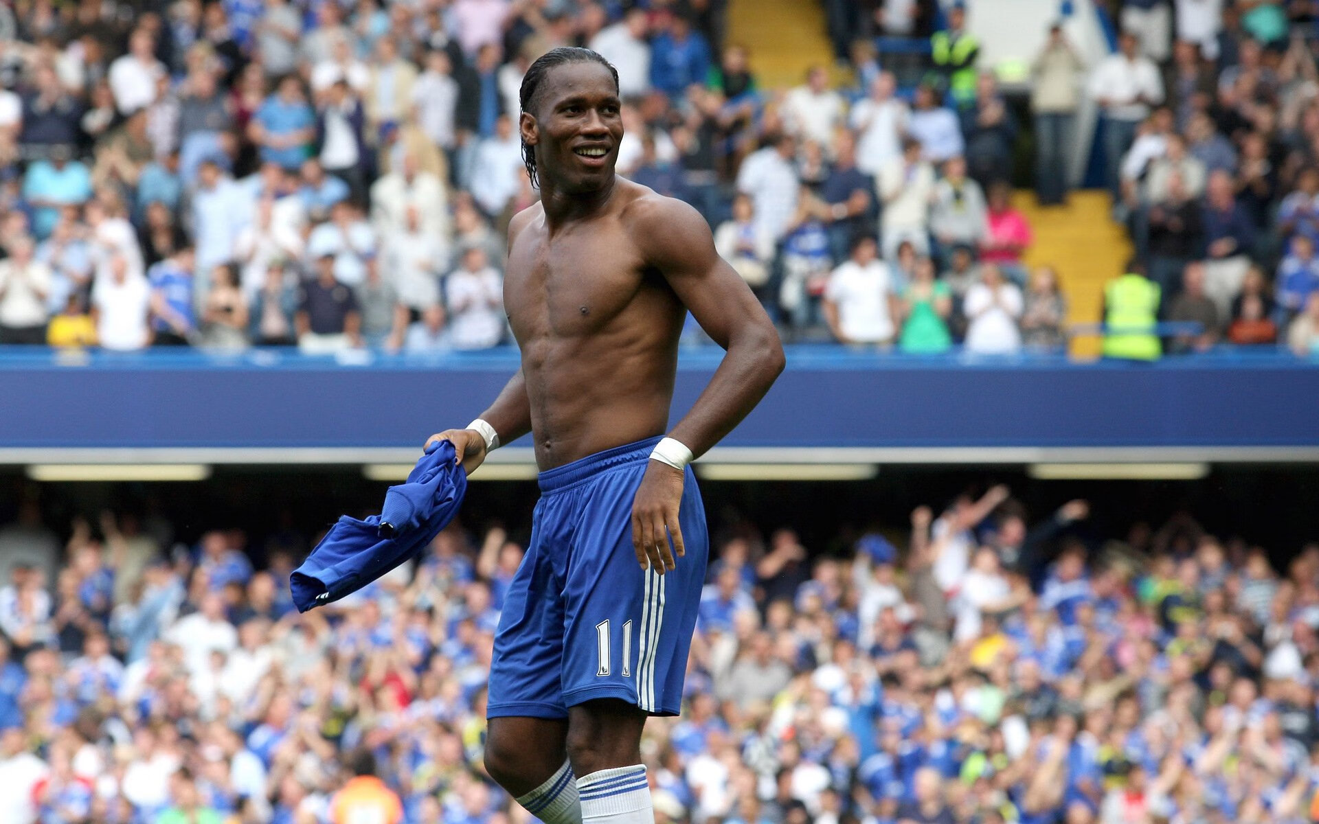 爱游戏平台-_深夜网球秀：光影交错中的精彩对决_，有没有夜光网球